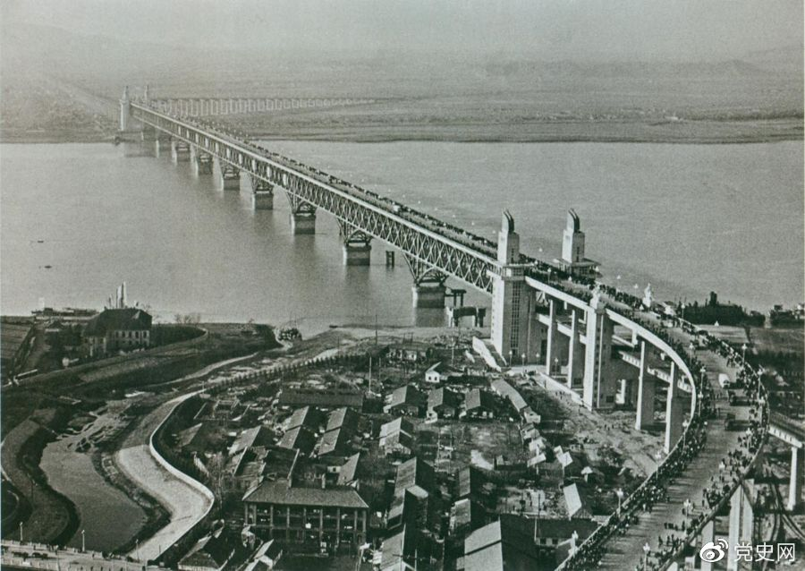 1968年12月29日， 南京長江大橋全面建成通車。這是當(dāng)時中國自行設(shè)計建造的最大的鐵路、公路兩用橋。