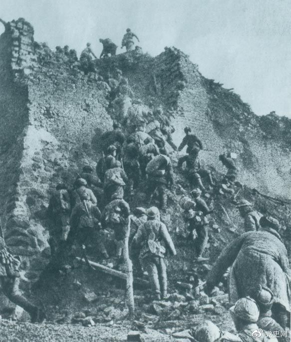 1948年12月，人民解放軍向新保安守敵發(fā)起攻擊。這是解放軍戰(zhàn)士登上新保安城頭。 